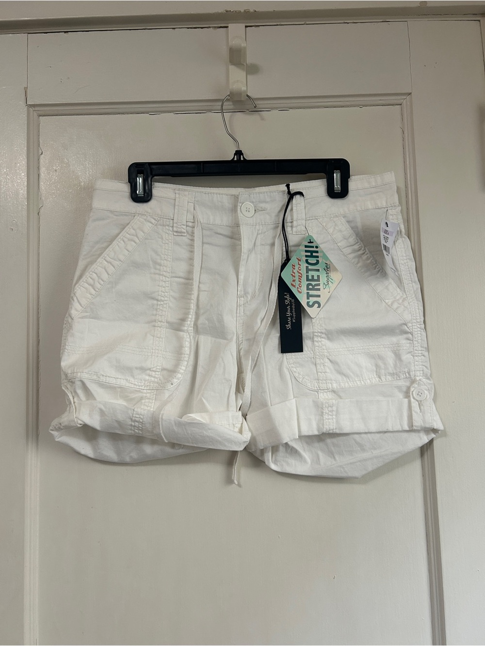 NWT!! Women’s Supplies Cargo Shorts in White - Size 6